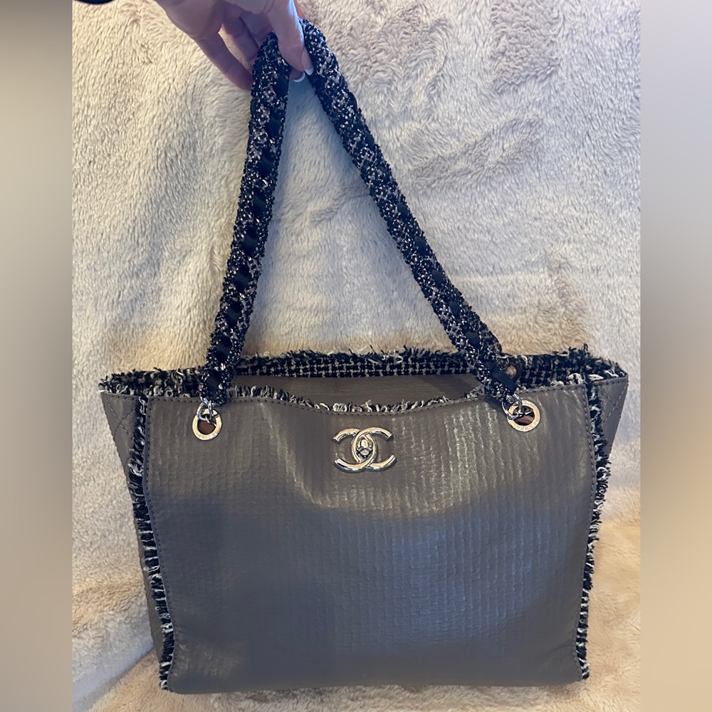 CHANEL 2009 TAUPE TWEED FRINGE AND CALFSKIN LIMITED EDITION TOTE BAG
